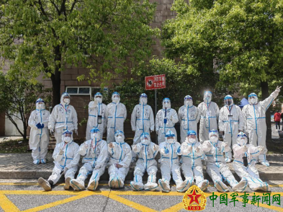 老兵文化工作委员会艺术部副部长季国强在上海带领志愿者团队